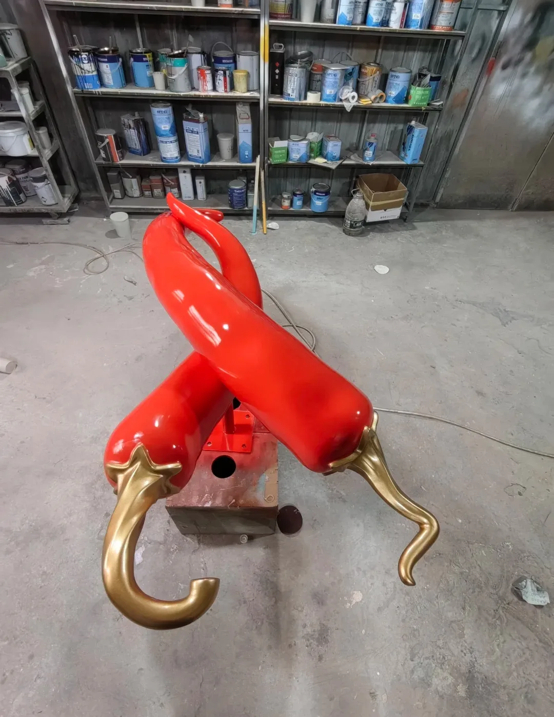 Intertwined Glossy Red Chili Fiberglass Sculpture For Food Street — view 4