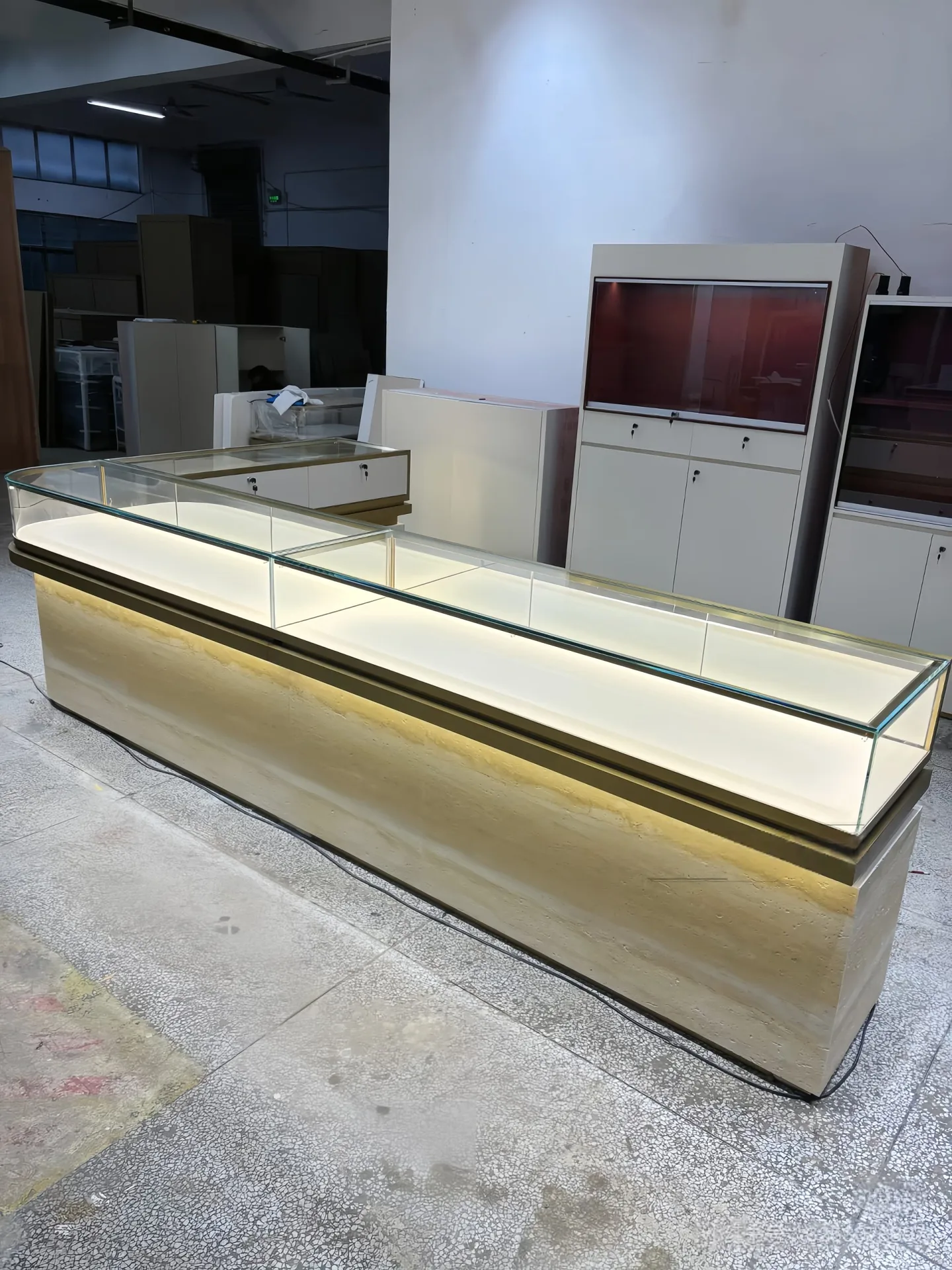 L‑Shape Corner Jewelry Display Counter Curved Travertine Texture Glass Island Showcase — view 4
