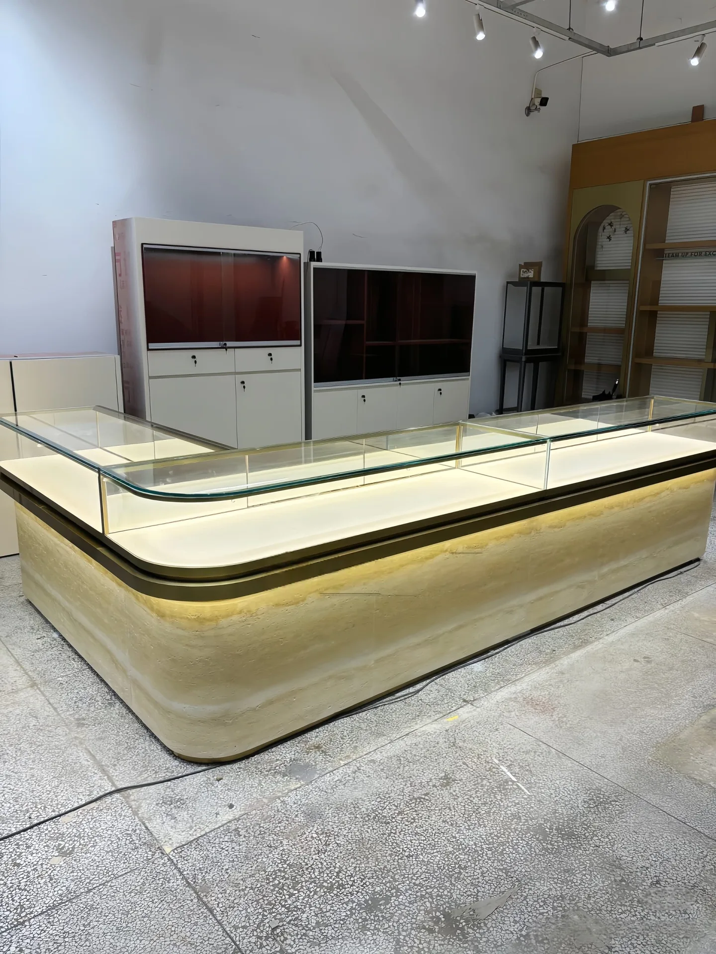 L‑Shape Corner Jewelry Display Counter Curved Travertine Texture Glass Island Showcase — view 5