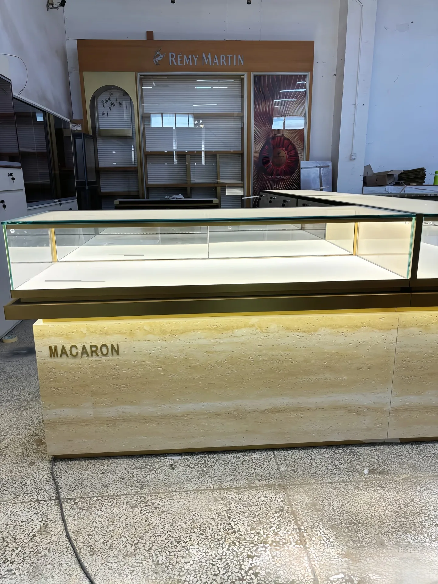 L‑Shape Corner Jewelry Display Counter Curved Travertine Texture Glass Island Showcase — view 3