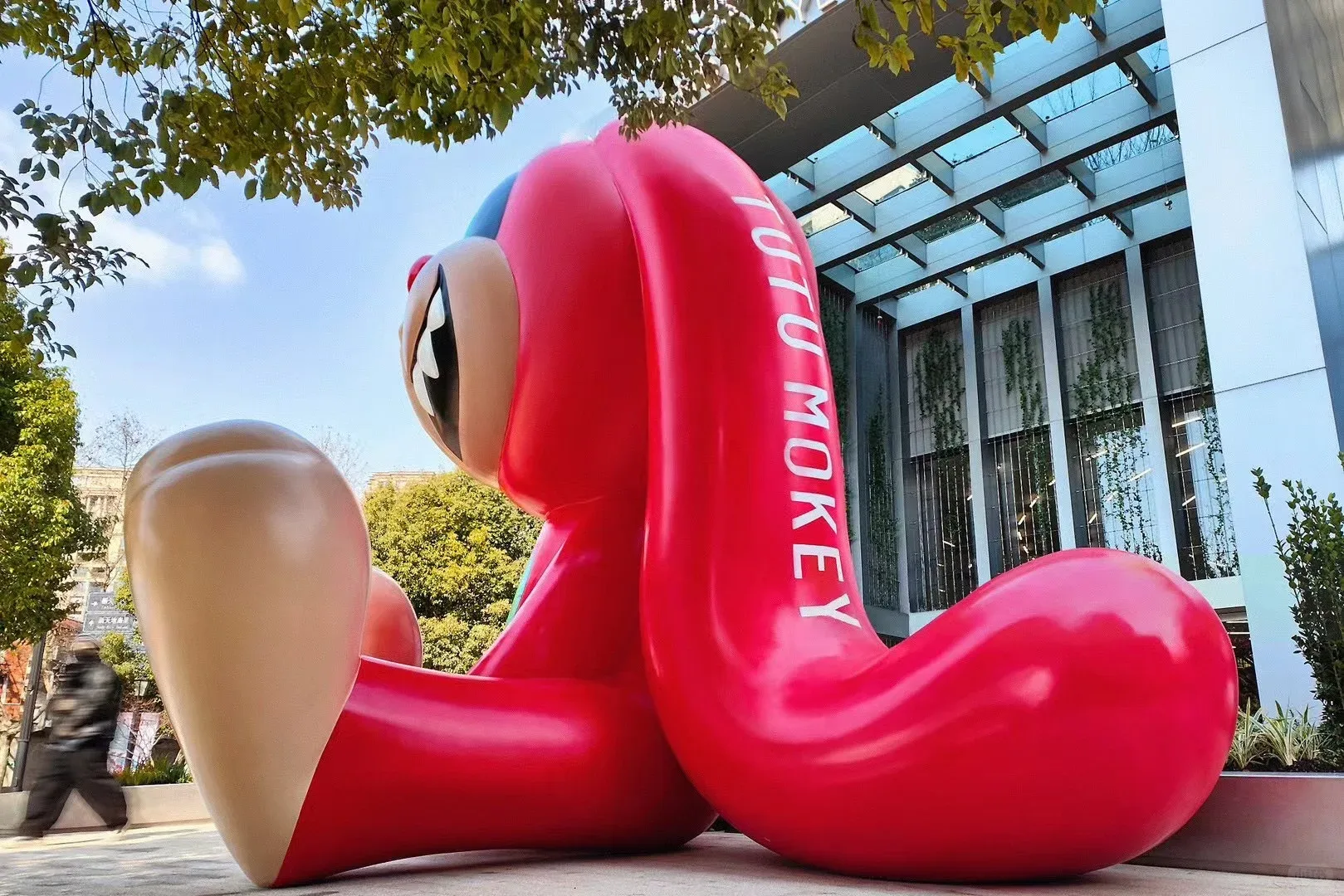 Large Red Fiberglass Bunny Sculpture for Commercial Use — view 2