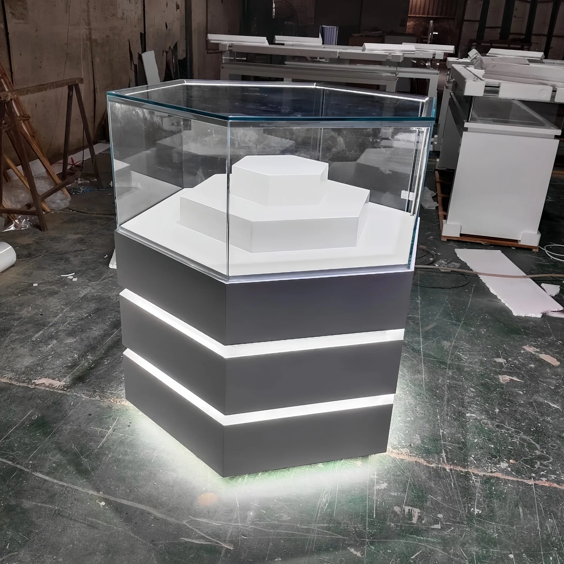 LED Glass Jewelry Display Stand for Luxury Jewelry Retail — view 3