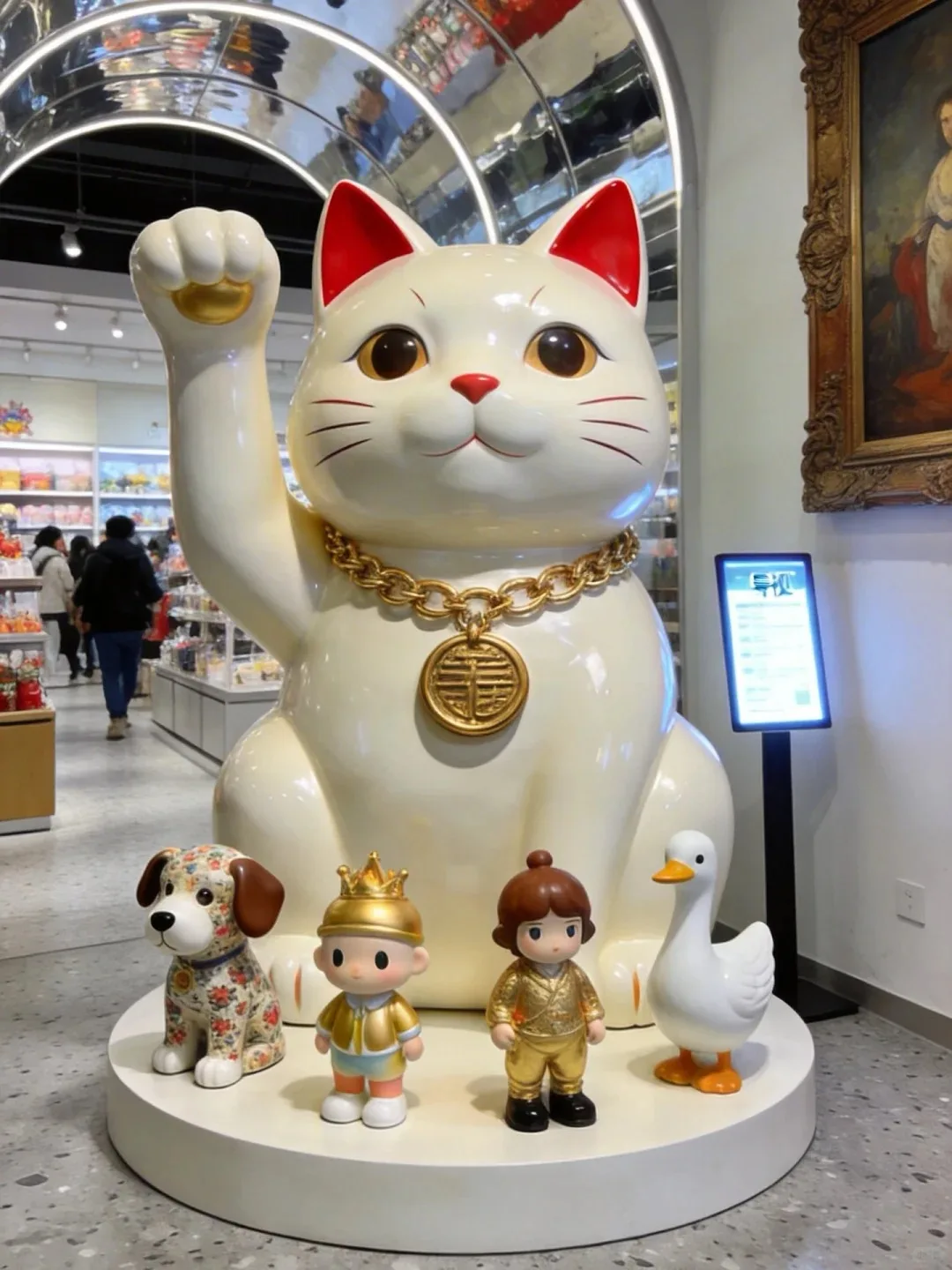 Life Size FRP Lucky Maneki Neko Sculpture Set for Mall Gift Shop Interior Decor