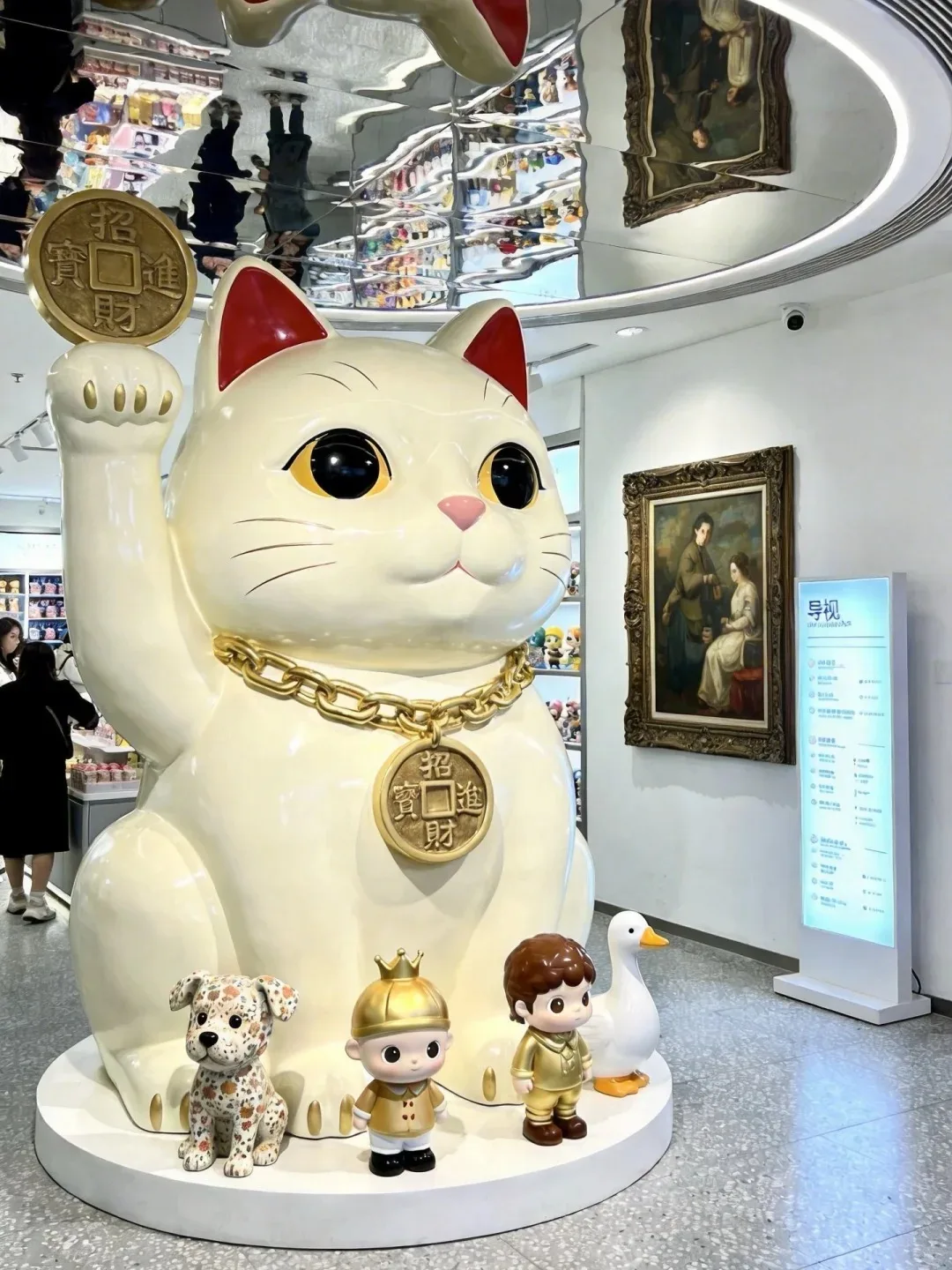 Life Size FRP Lucky Maneki Neko Sculpture Set for Mall Gift Shop Interior Decor — view 2