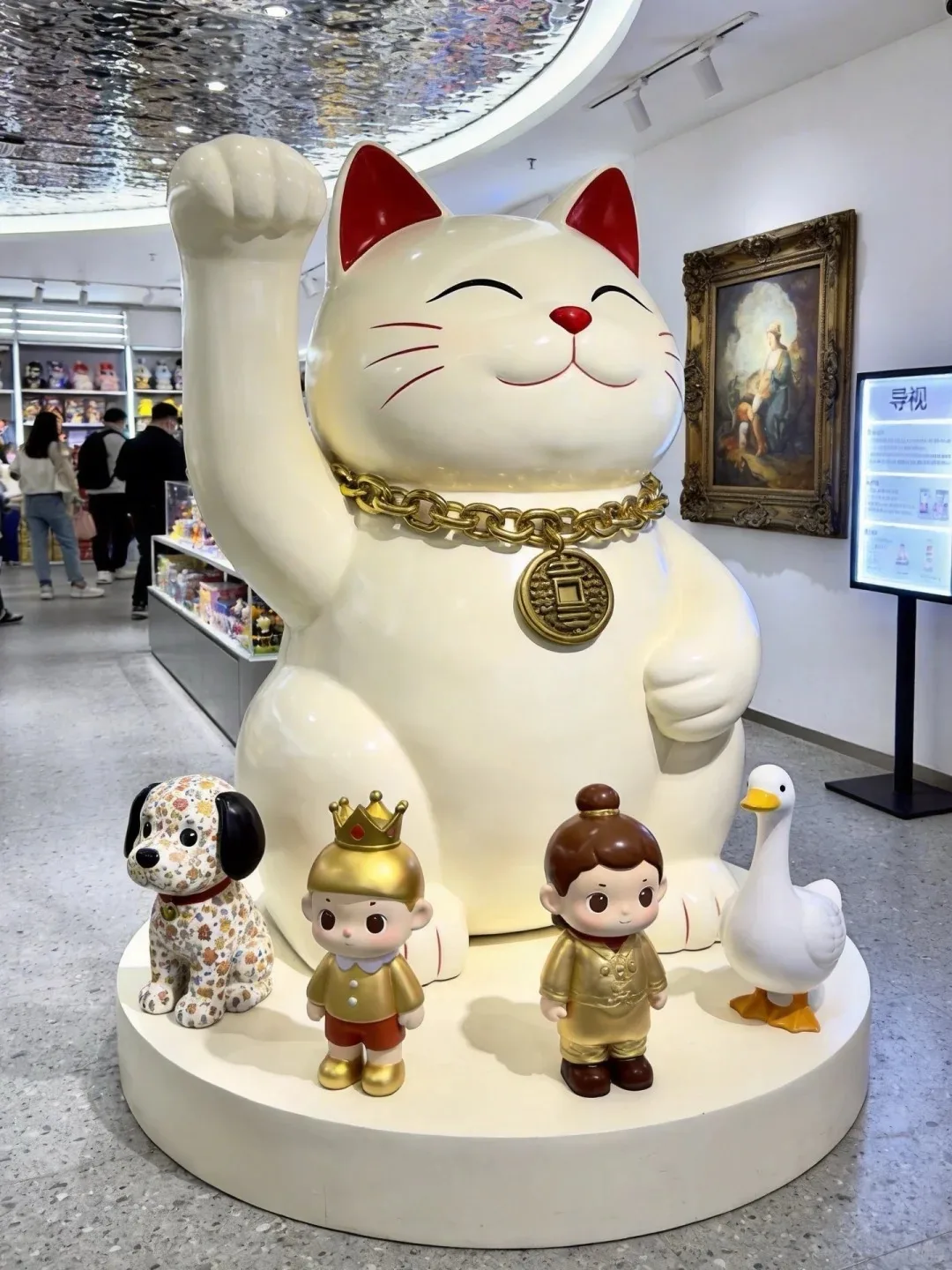 Life Size FRP Lucky Maneki Neko Sculpture Set for Mall Gift Shop Interior Decor — view 4