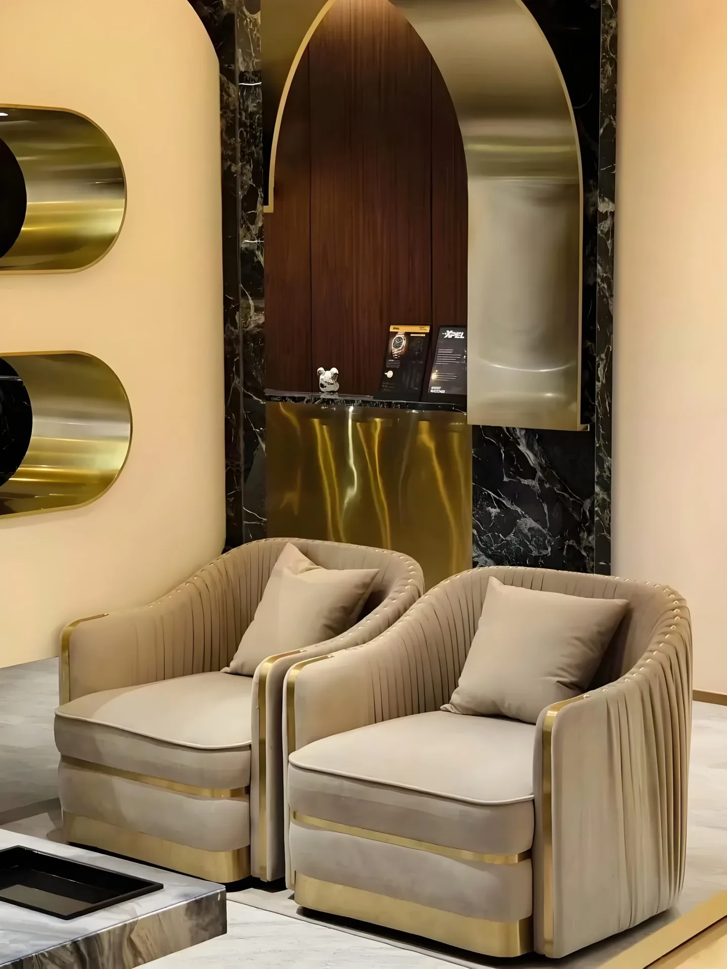 Luxury Curved Glass Jewelry Display Counter, Custom Boutique Retail Display Furniture — view 5