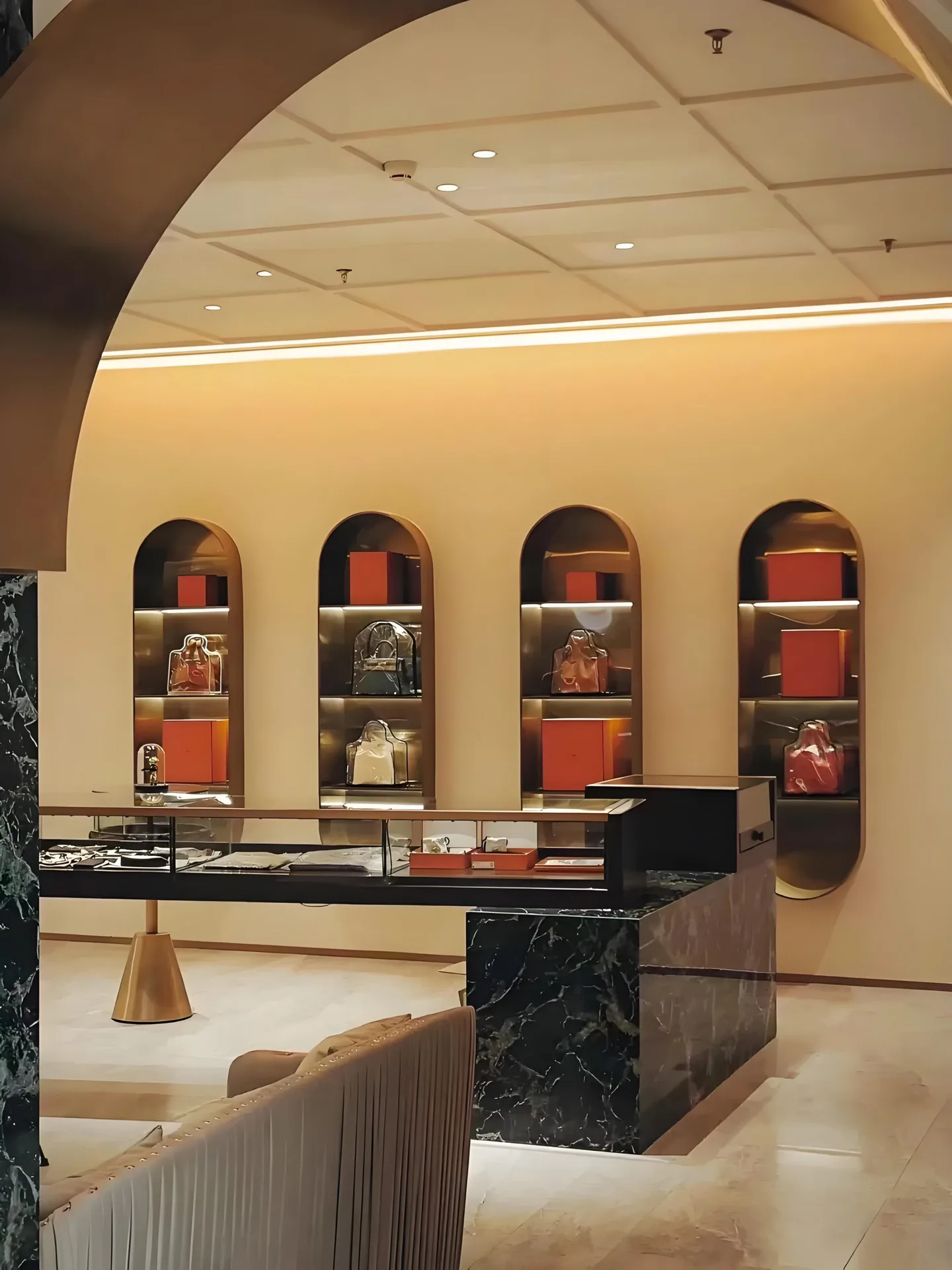 Luxury Curved Glass Jewelry Display Counter, Custom Boutique Retail Display Furniture — view 4