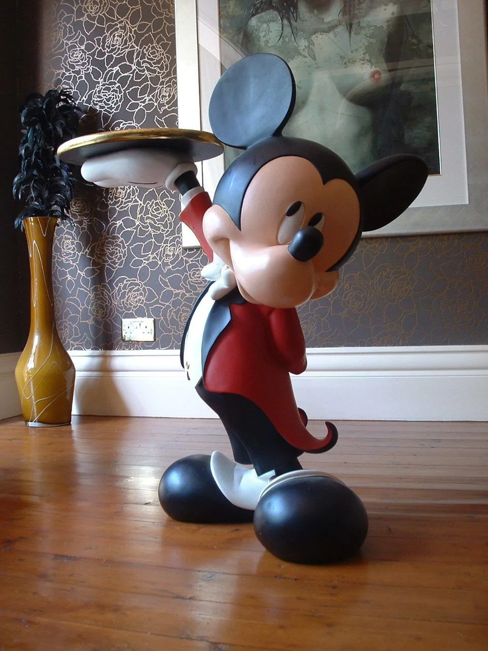 Mickey Mouse Fiberglass Tray Statue for Home, Cafe & Retail Display Decor — view 3