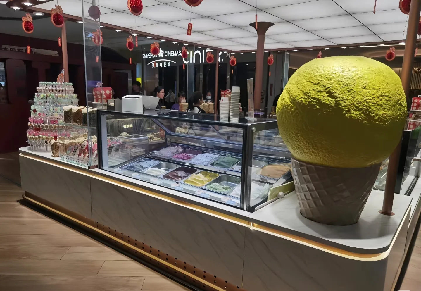 Modern Ice Cream Kiosk Design with Eye-Catching Focal Sculpture — view 4