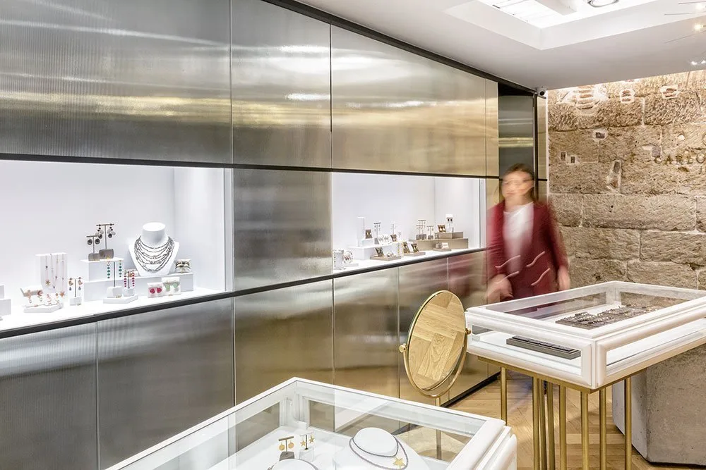 Modern White Gold Jewelry Display Counter, High‑End Jewellery Shop Interior Design — view 4