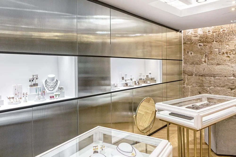 Modern White Gold Jewelry Display Counter, High‑End Jewellery Shop Interior Design — view 3