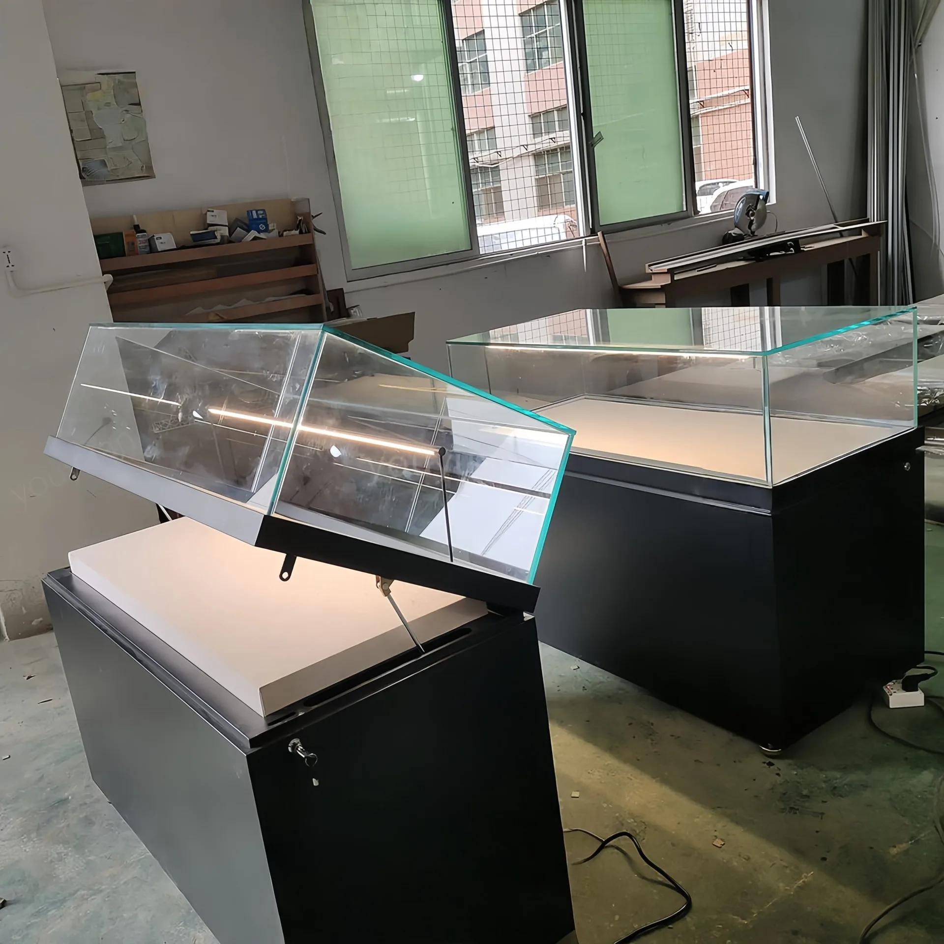 Museum Display Showcase for Artifact Exhibition & Retail Display — view 2