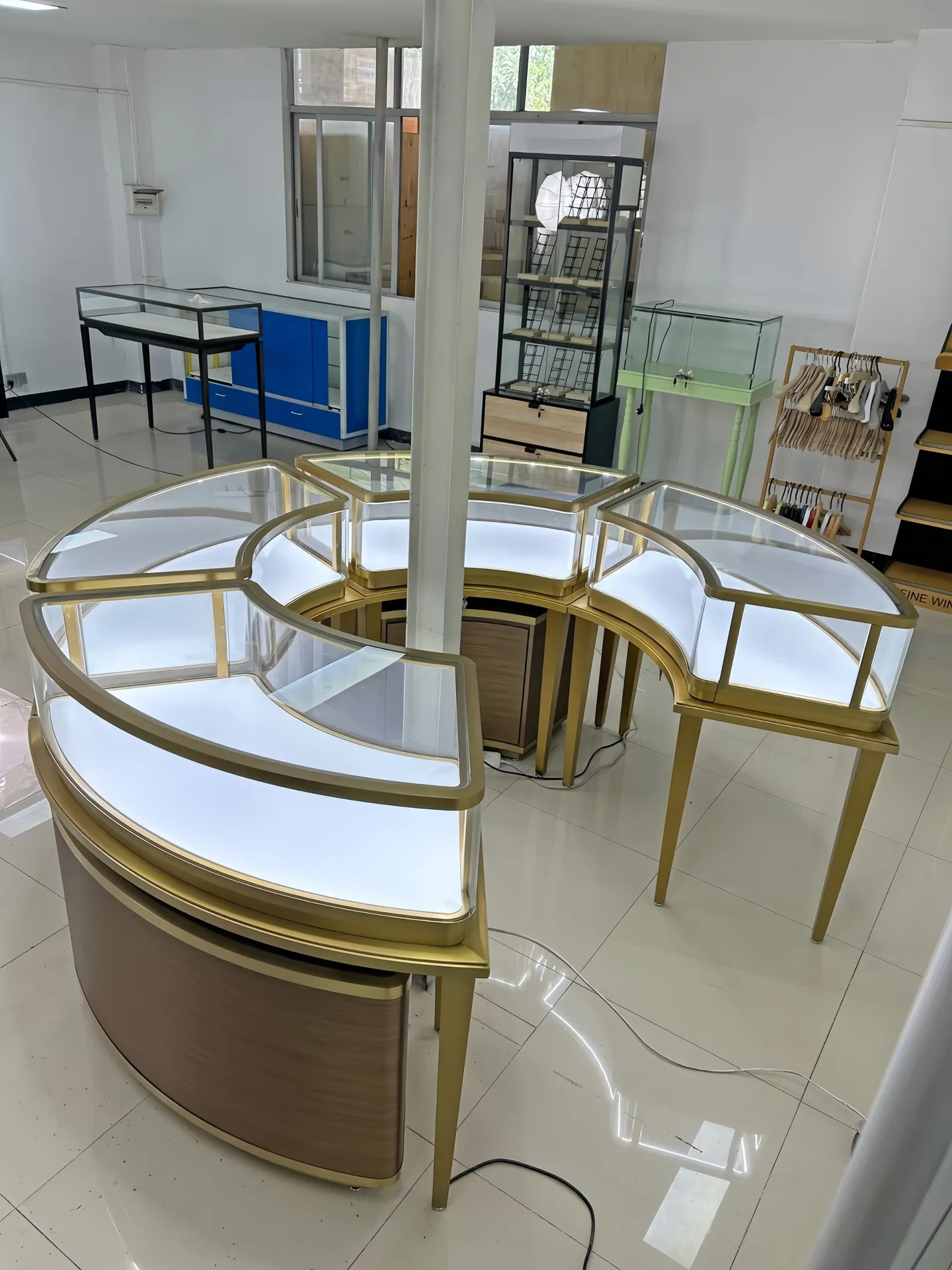 Orbit Luxe™ Circular Modular Jewelry Showcase – Illuminated, Flexible & Brand-Customizable Display System — view 6