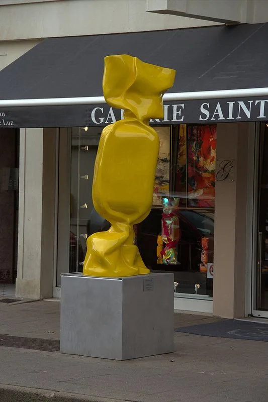 Oversized Wrapped Candy Fiberglass Sculpture for Street Art & Mall Decor — view 3