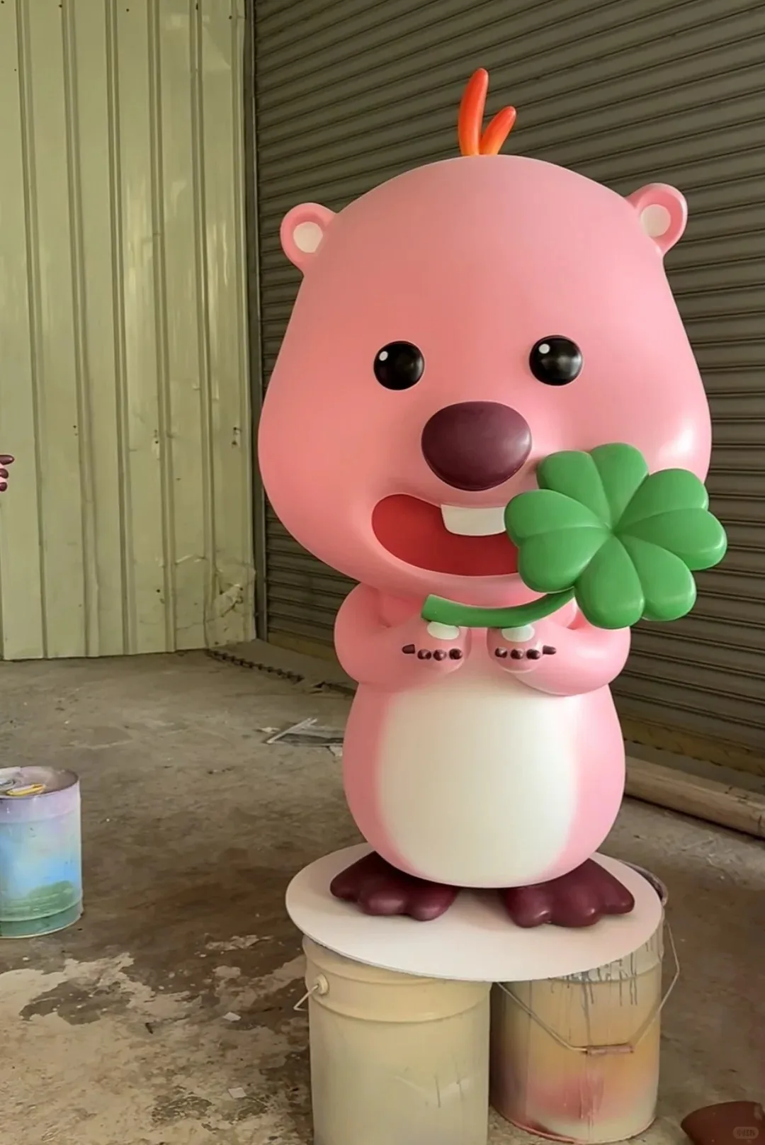 Pink FRP Cartoon Beaver Loopy Statue with Clover & Watermelon for Park Decor — view 2