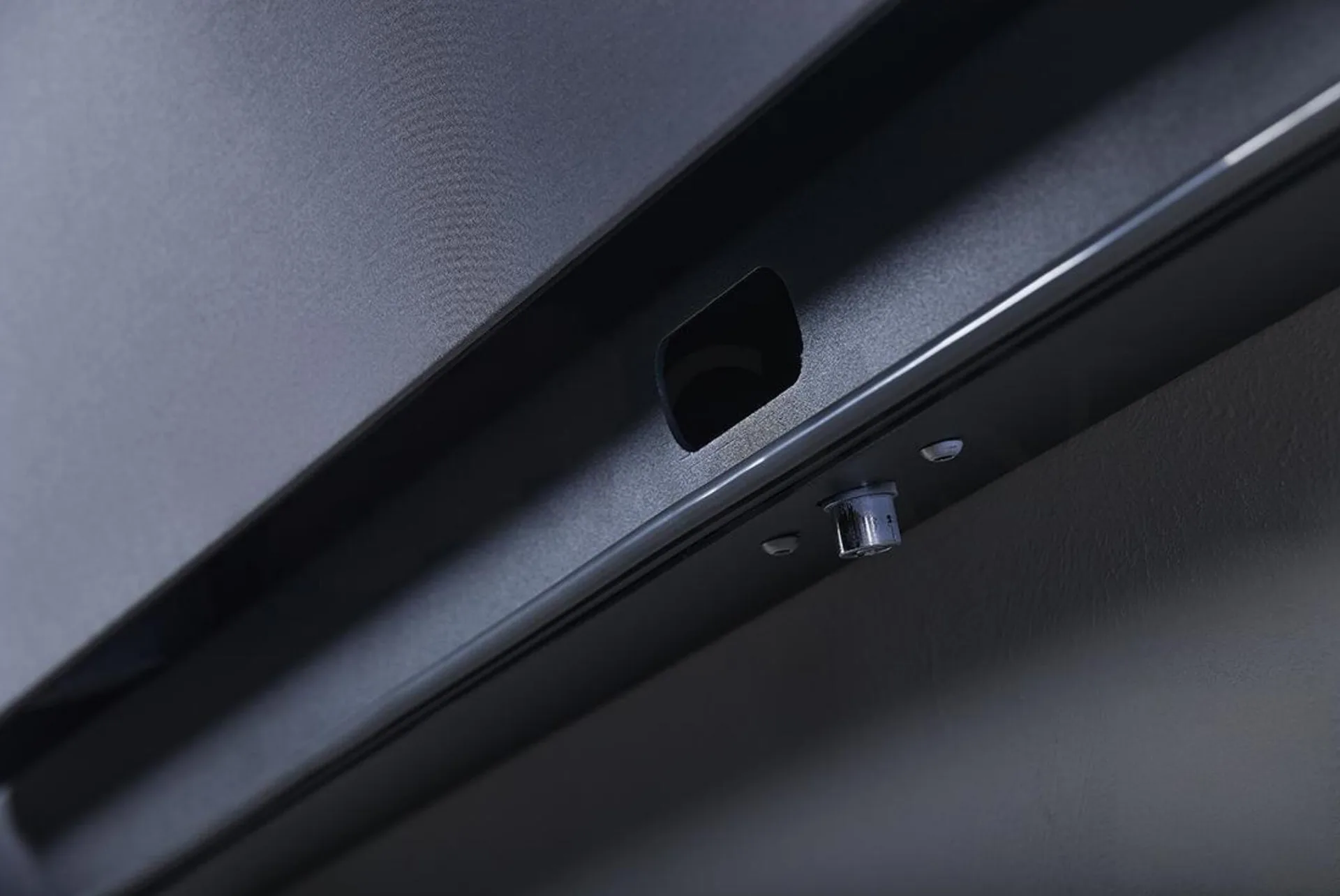 RT71 Wall-Mounted Frameless Display Cases — view 3