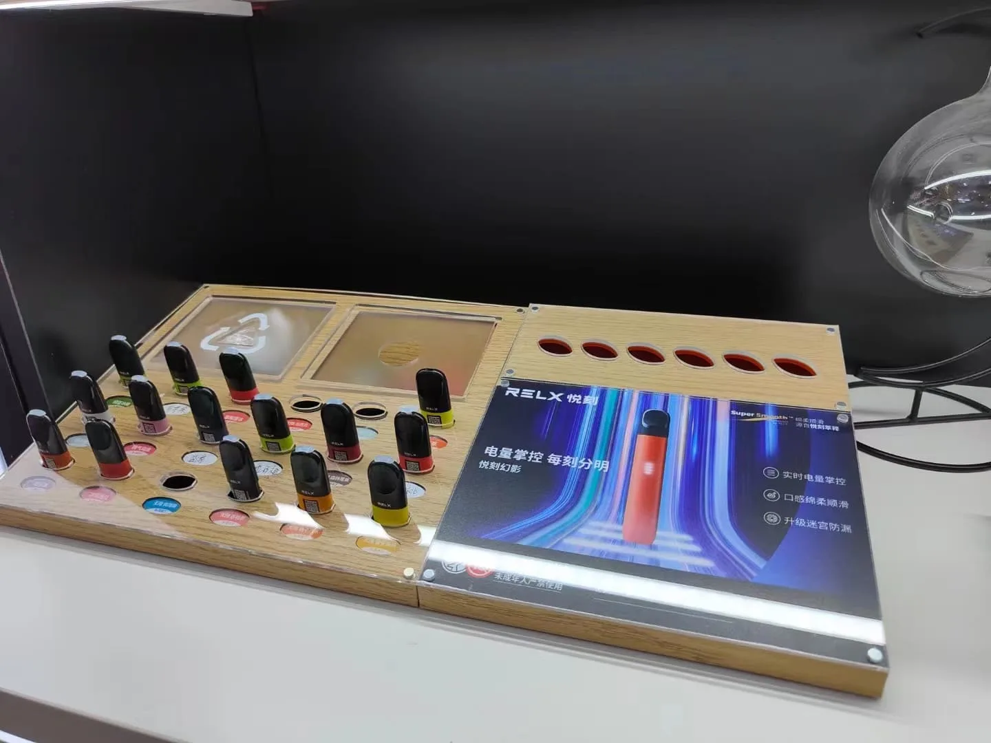 Stylish vape display stand design competitive e-cigarette retail furniture — view 3