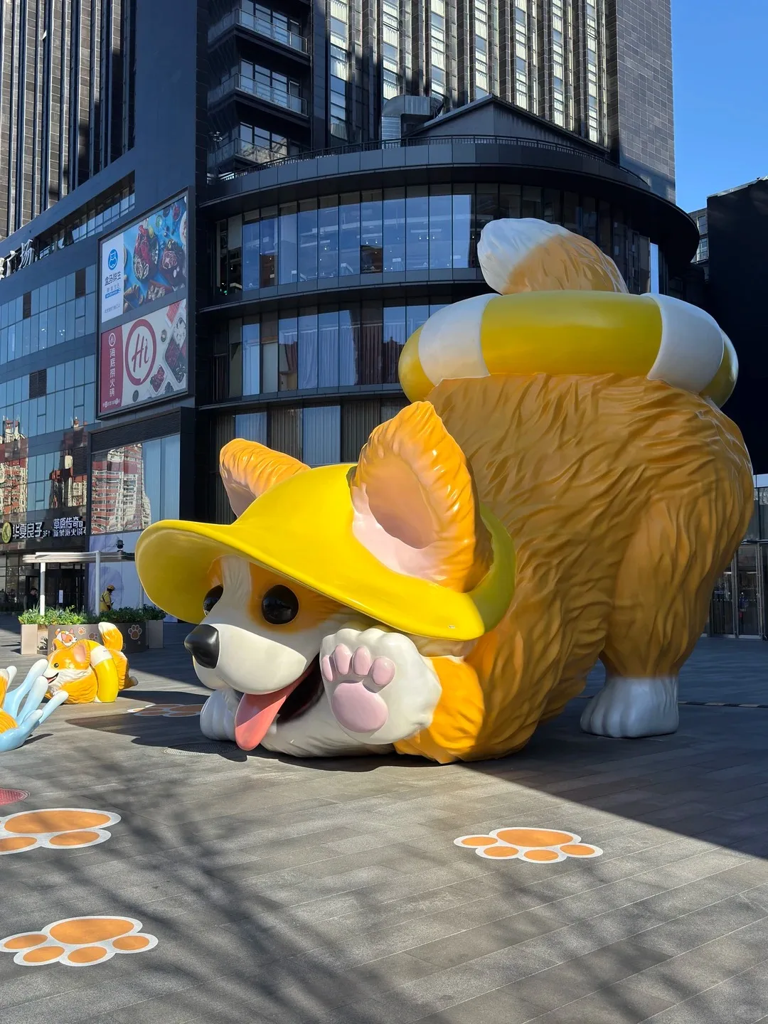 Summer Swimming Theme Giant Corgi FRP Sculpture for Mall Outdoor Plaza Decor