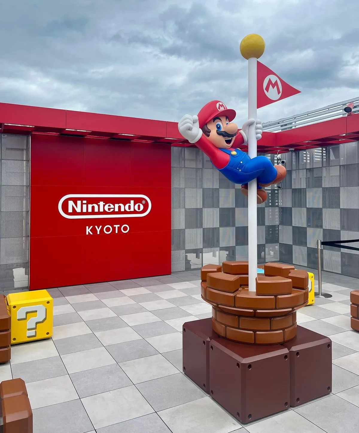 Super Mario Fiberglass Flagpole Statue for Themed Parks & Fans — view 3