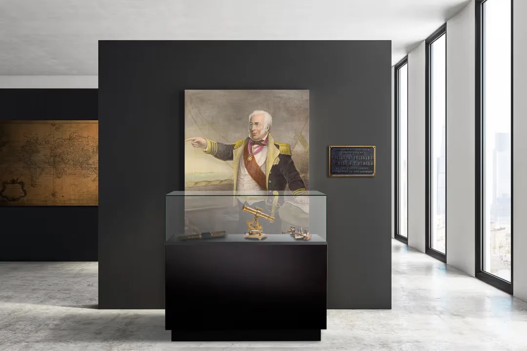 The RT-900: 48″ Frameless Glass Showcase with Pneumatic Seal & UV Protection — product detail 1