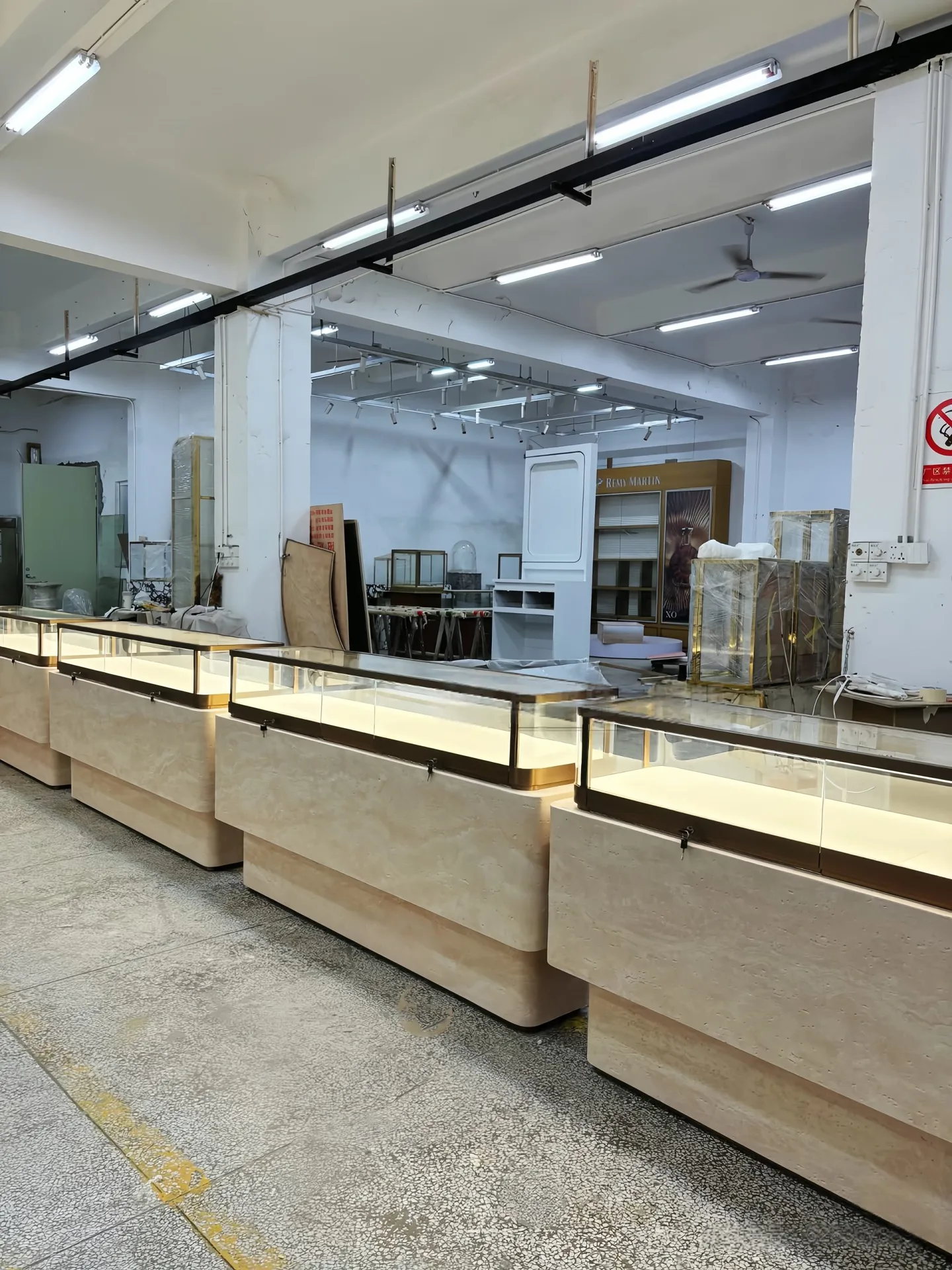 Travertine‑Texture Curved Jewelry Display Counter & Tower Showcase — view 4