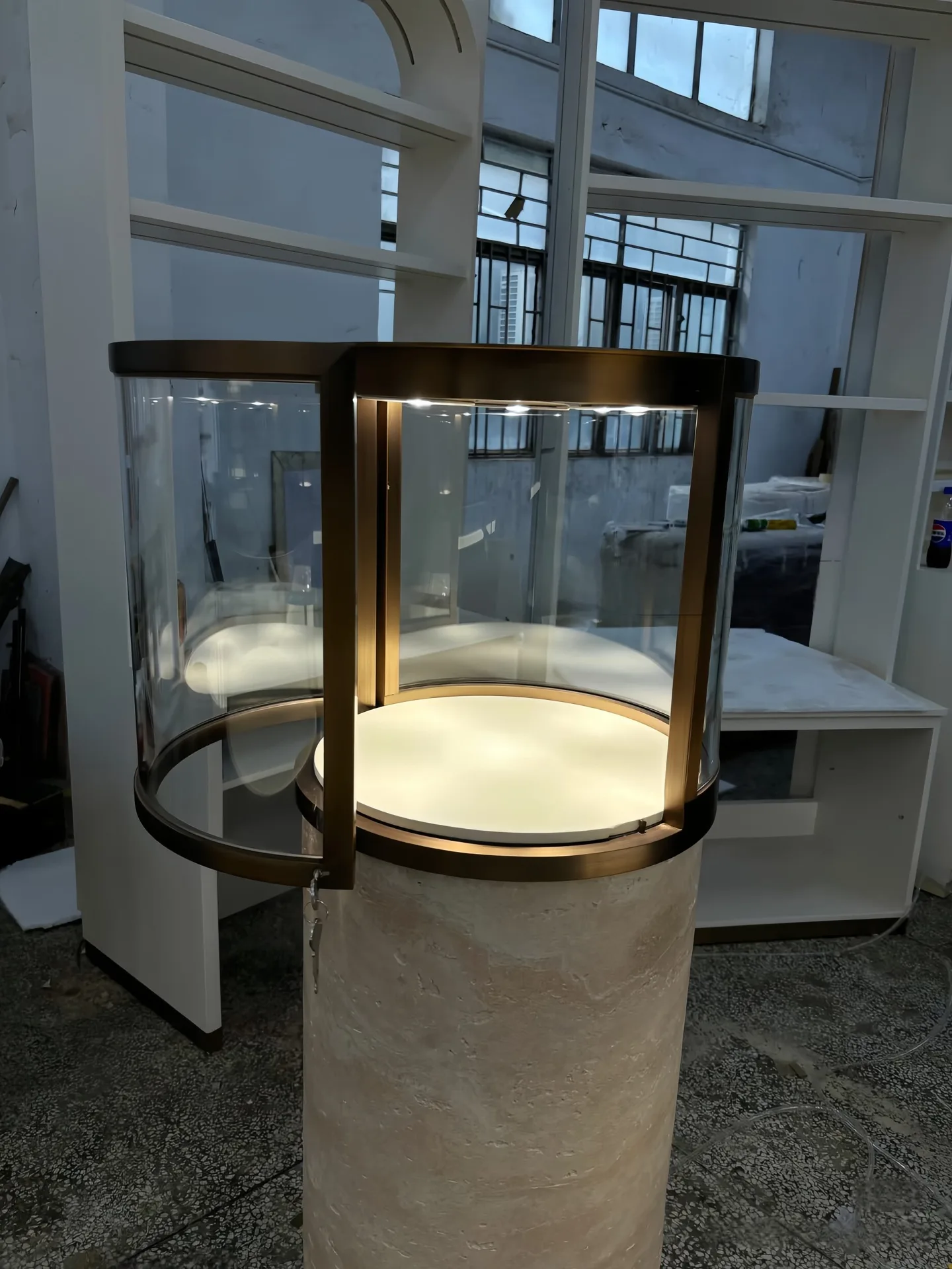 Travertine‑Texture Curved Jewelry Display Counter & Tower Showcase — view 5