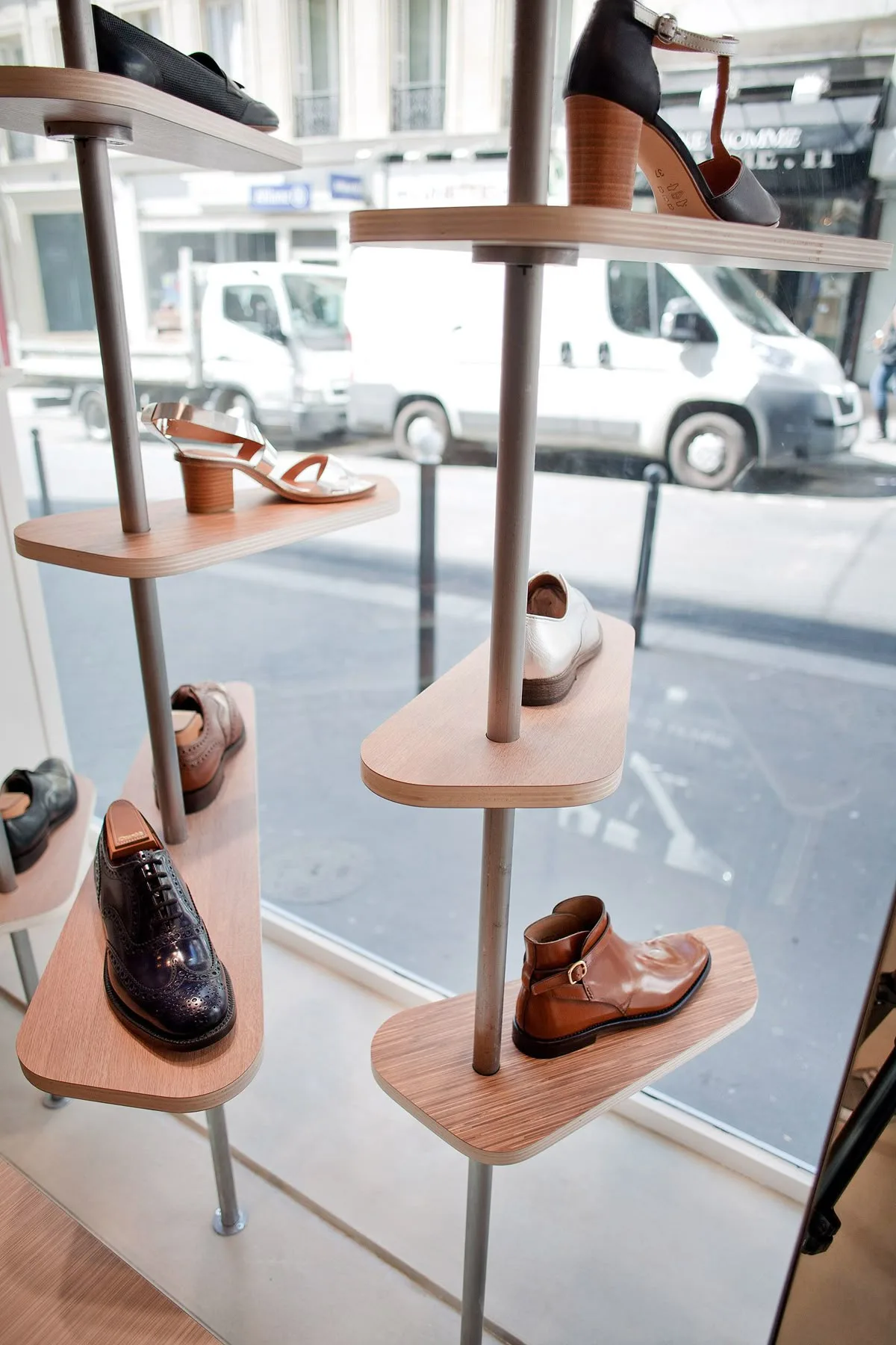 Vertical Metal Rod Irregular Plywood Shoe Display Stand — view 2