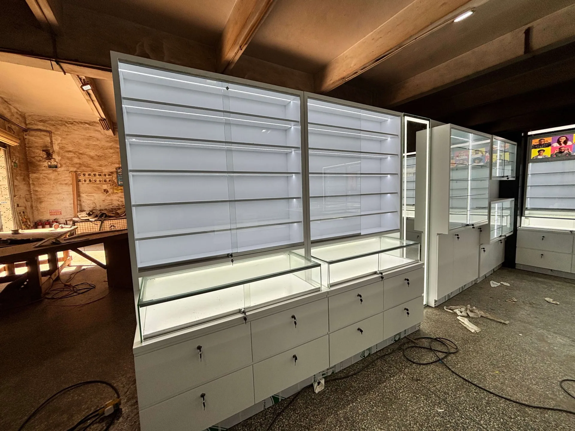 Museum Display Cases – custom retail display image 27