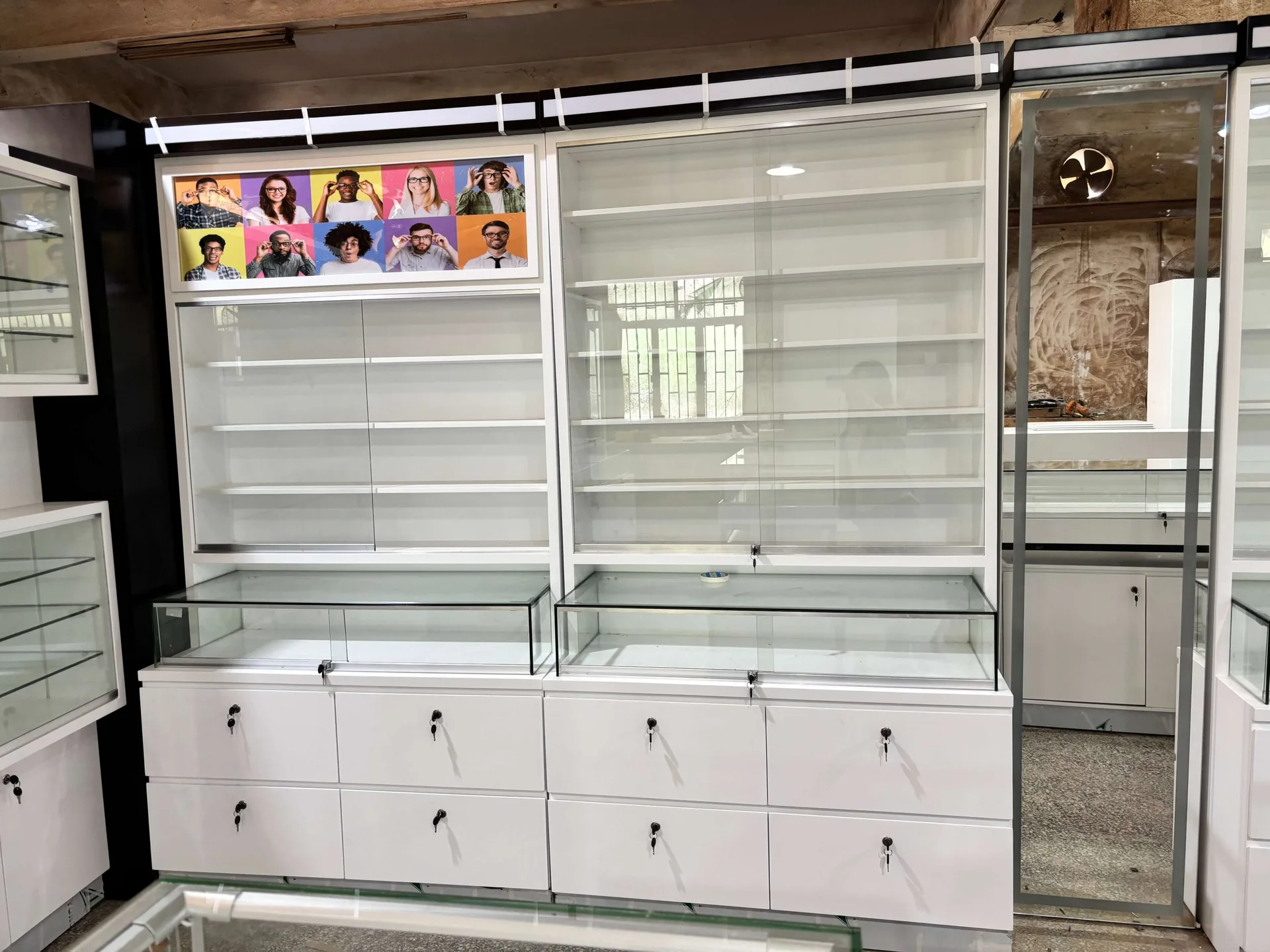 Museum Display Cases – custom retail display image 28