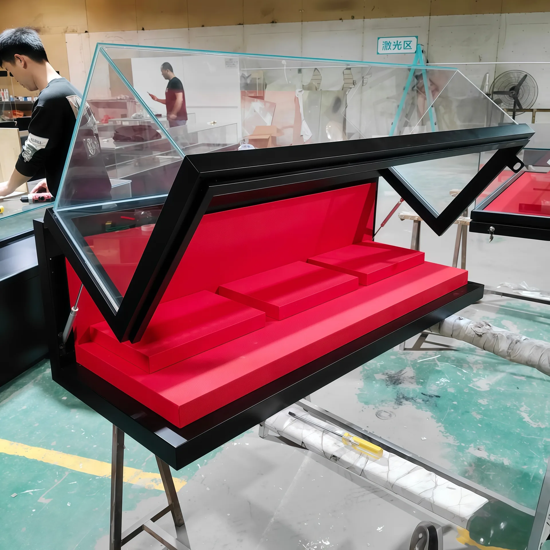 Museum Display Cases – custom retail display image 31