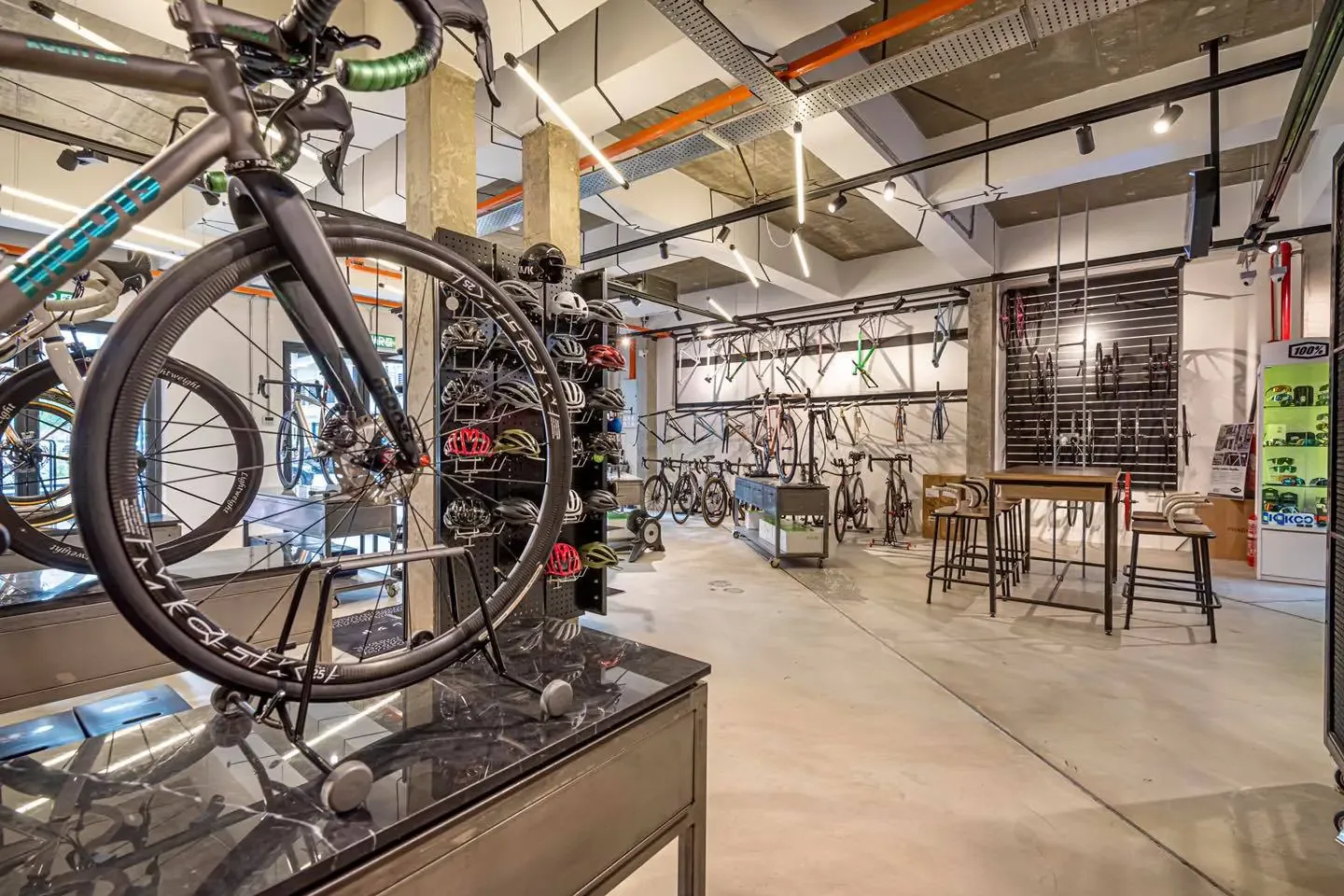 Bicycle Shop Displays | Bike Store Design Retail Fixtures – High-end bike shop design with dispaly cabinet and reception for 