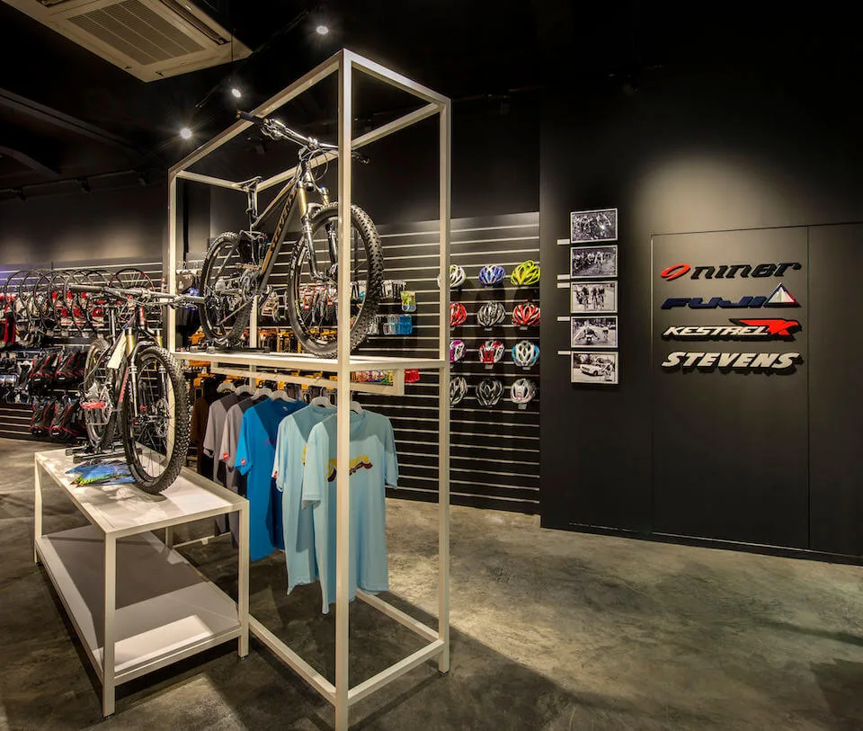 Bicycle Shop Displays | Bike Store Design Retail Fixtures – High-end bike shop design with dispaly cabinet and reception for 