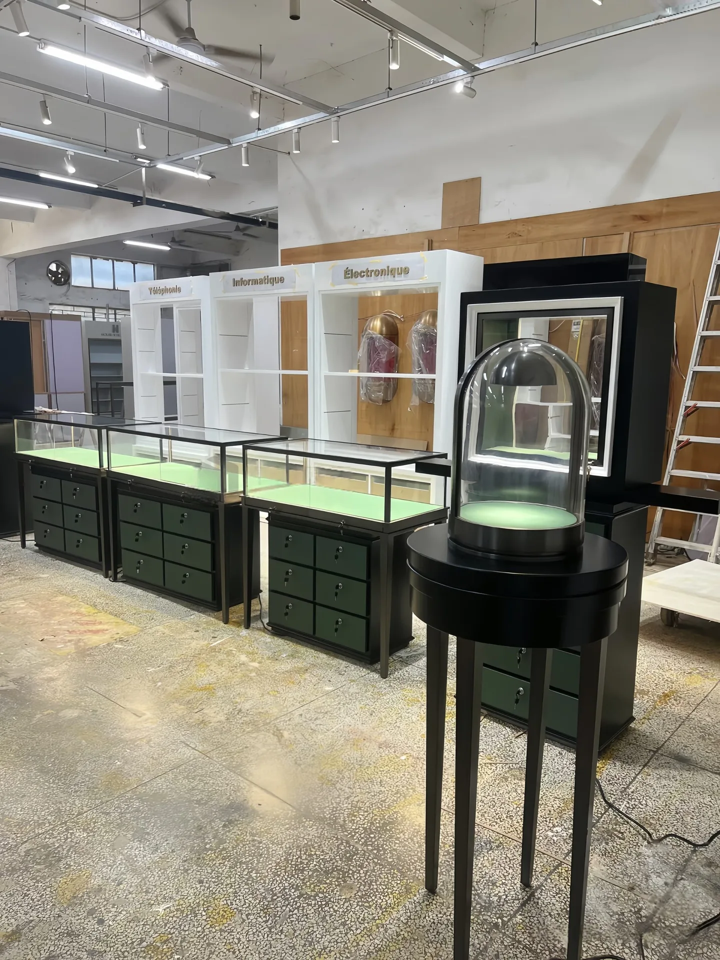 Jewelry Display Stands | Pedestal Tower Showcases – custom retail display image 10