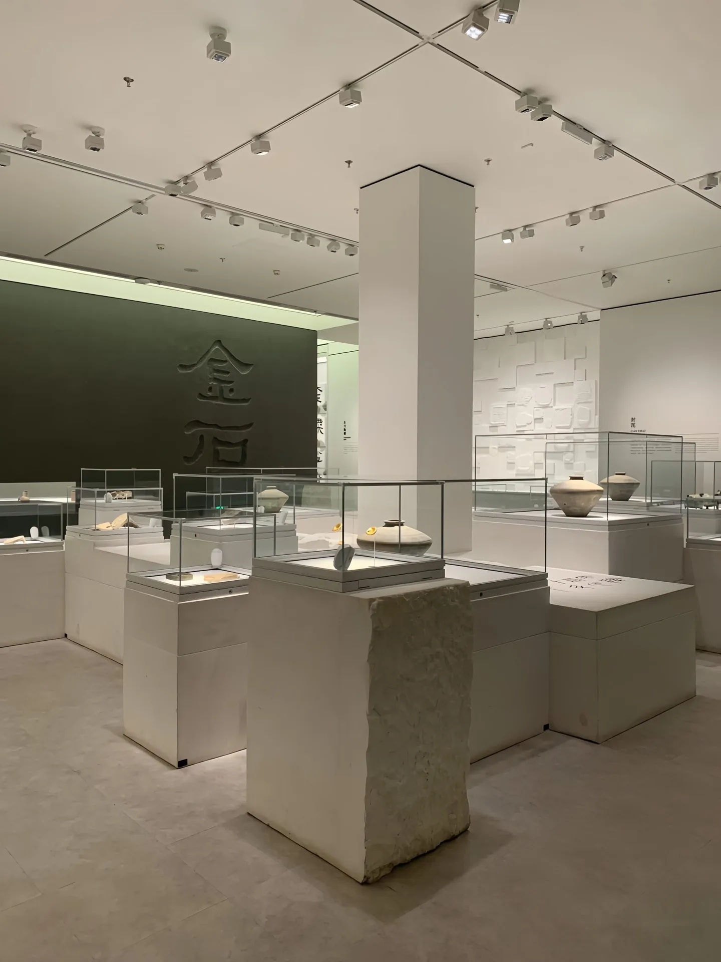 Museum Display Cases – custom retail display image 12