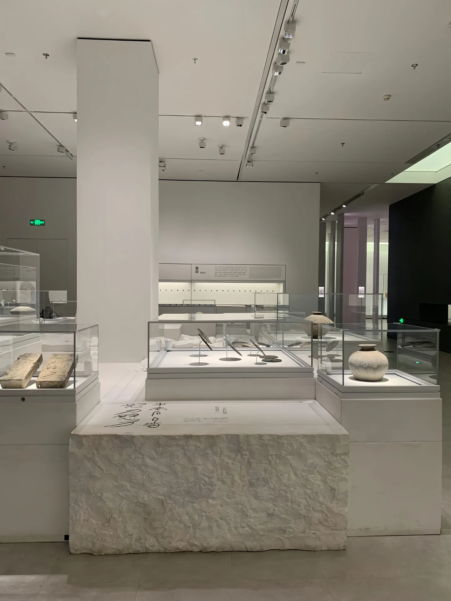 Museum Display Cases – custom retail display image 11