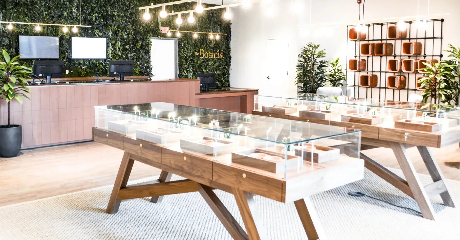 Cannabis Dispensary Design, Layout Store Planning – Irregularly Shaped Display Cannabis Dispensary Showcase Cannabis Store De