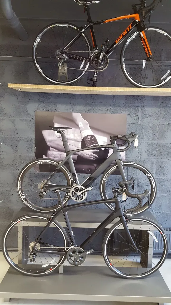Bicycle Shop Displays | Bike Store Design Retail Fixtures – High-end bike shop design with dispaly cabinet and reception for 