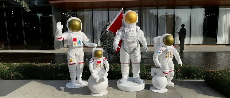 Astronaut Sculpture | Large Spaceman Statue For Sale – custom retail display image 2