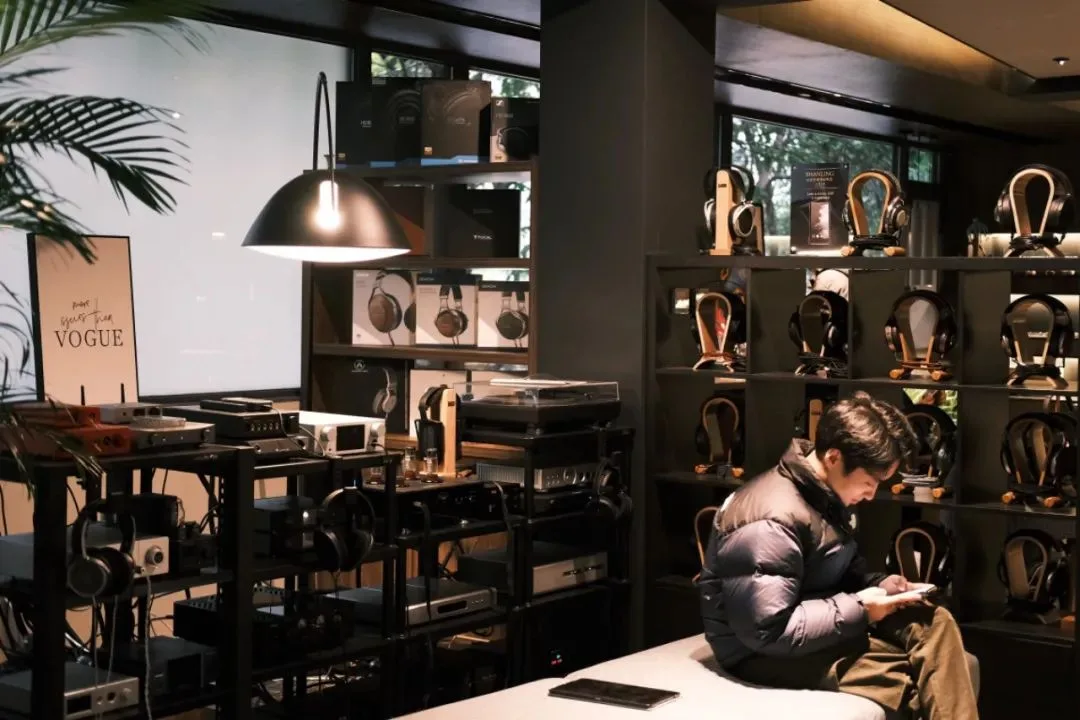 Electronics Shop Design Store Retail Displays – Store Design & Displays image 26