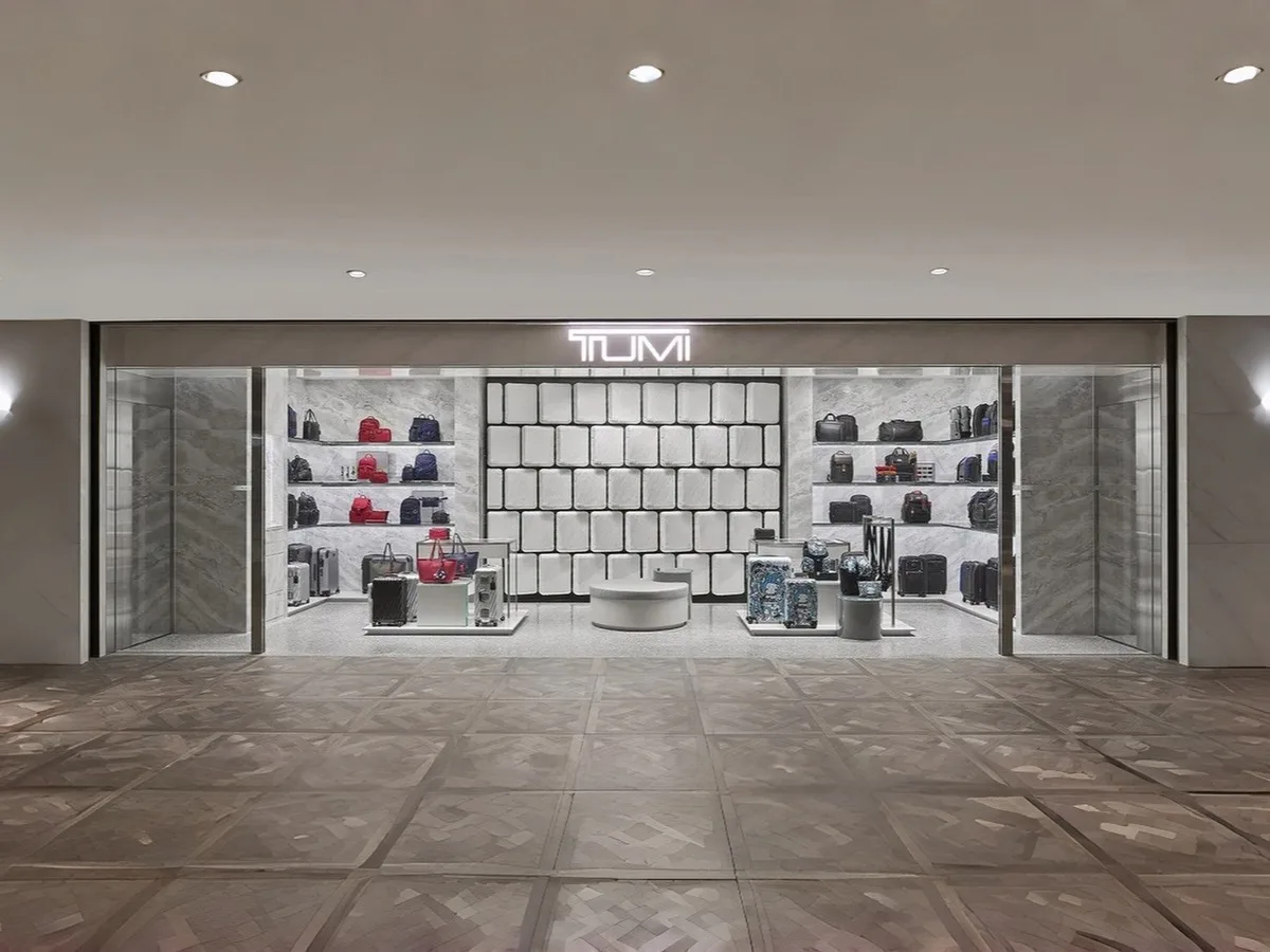 Luggage Store Design | Custom Suitcase Shop Retail Fixtures Displays – Custom Suitcase Display Fixtures Modern Luggage Store 