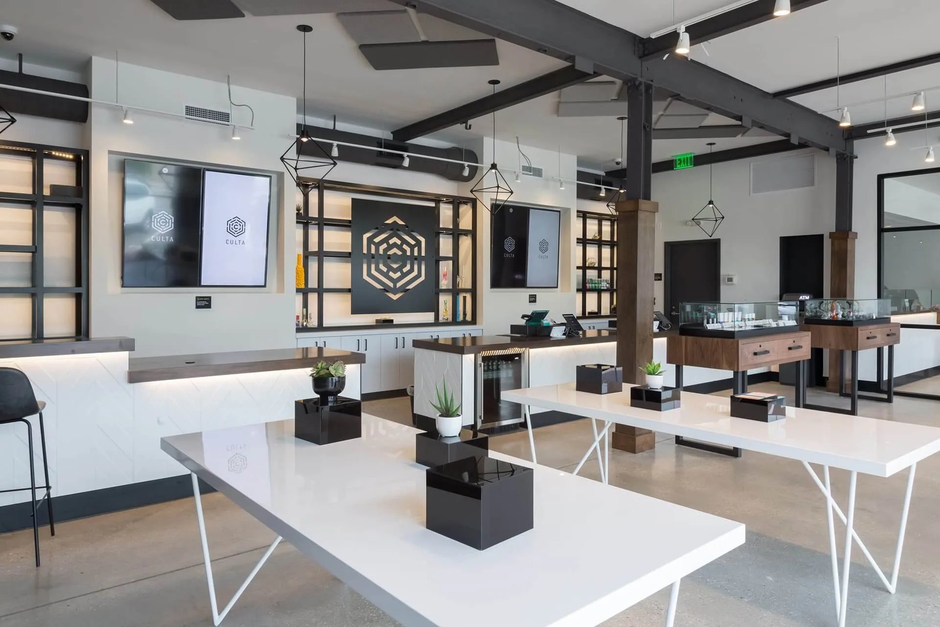 Cannabis Dispensary Design, Layout Store Planning – Irregularly Shaped Display Cannabis Dispensary Showcase Cannabis Store De