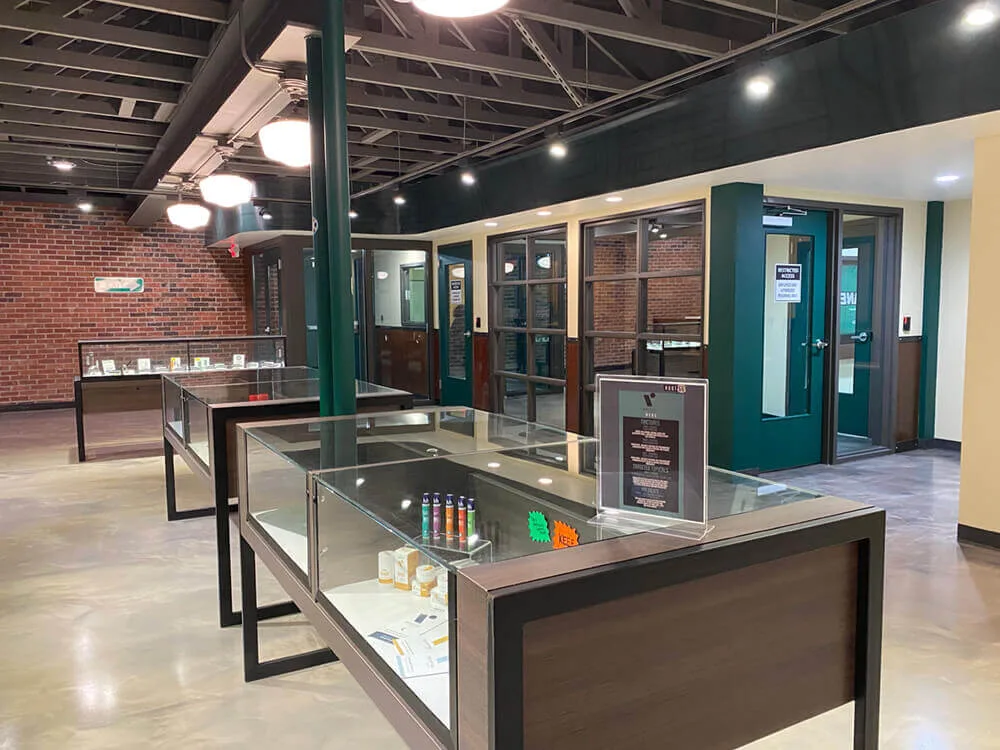 Cannabis Dispensary Design, Layout Store Planning – Irregularly Shaped Display Cannabis Dispensary Showcase Cannabis Store De
