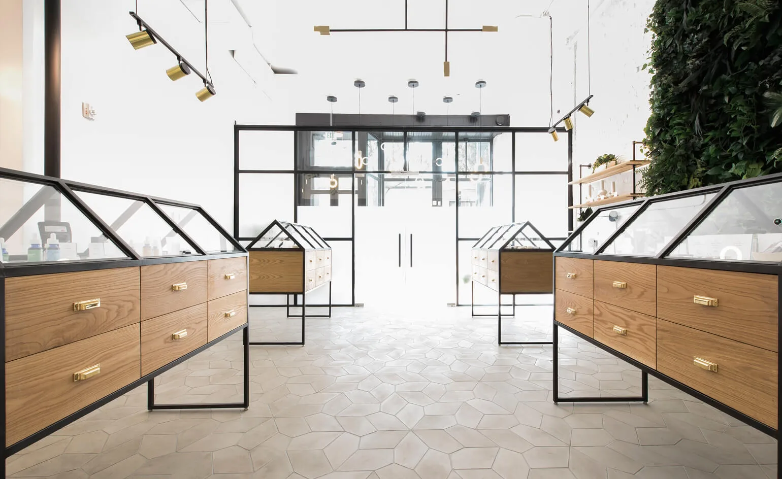 Cannabis Dispensary Design, Layout Store Planning – Irregularly Shaped Display Cannabis Dispensary Showcase Cannabis Store De