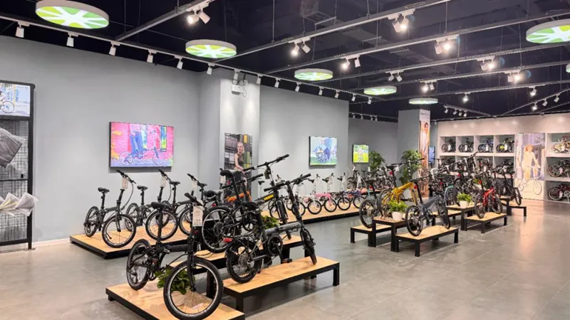 Bicycle Shop Displays | Bike Store Design Retail Fixtures – High-end bike shop design with dispaly cabinet and reception for 