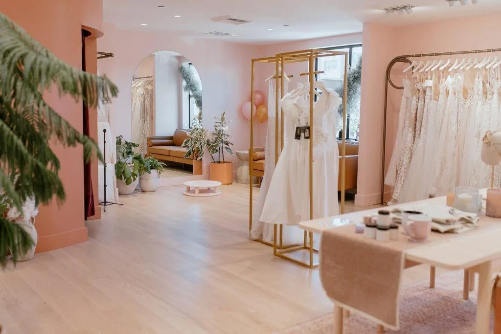 Bridal Shop Design, Displays Store Fixtures – Luxury Design Idea Bridal Shop Custom Display Rack for Wedding Dress image 5