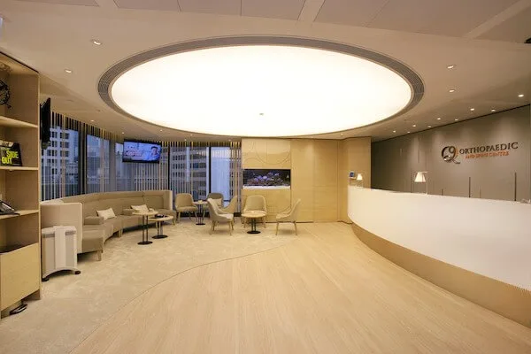 Clinic Medical Offices Design, Furniture Decorations – Home-style warm clinic with large LED lights and soft sofas and seats