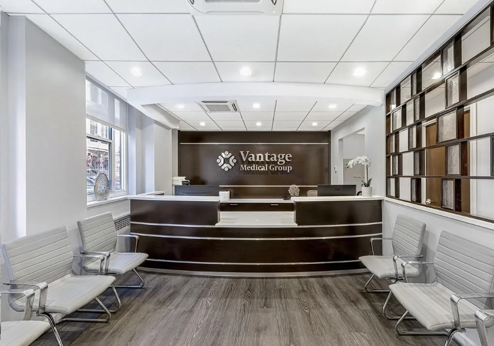Clinic Medical Offices Design, Furniture Decorations – Home-style warm clinic with large LED lights and soft sofas and seats
