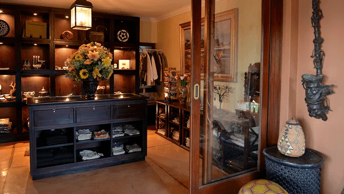 Curio Displays Cabinets | Moderen Glass Cabinet in White, Black Lighted – custom retail display image 28