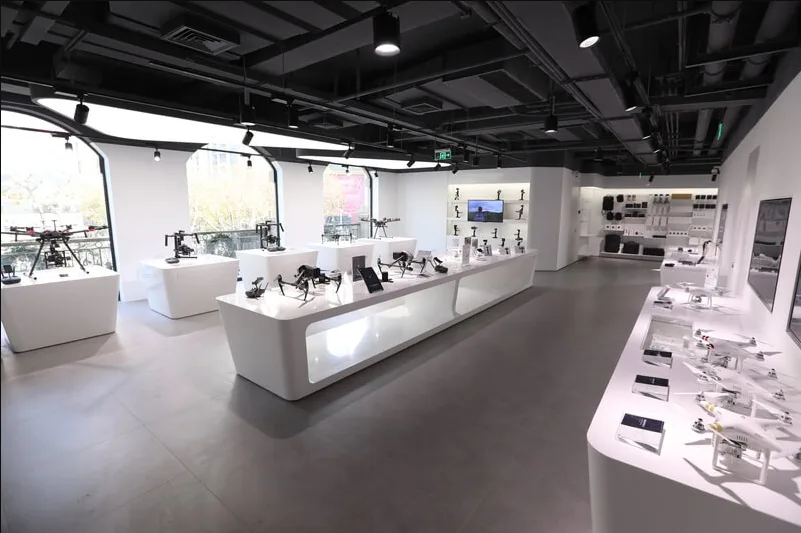 Drone Store Design, Displays Table Furniture – Insta360 drone store design with interior displays & furniture image 6