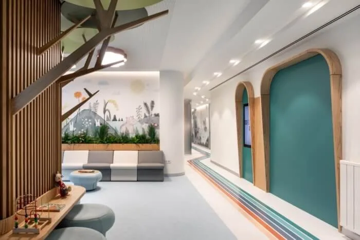 Pediatric Clinic Design, Furniture Decorations – Charming circular-themed children’s clinic design with arc-shaped reception